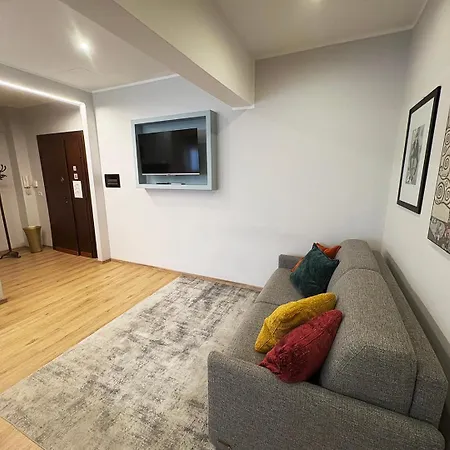 Dell'arte - Metro Linea A 公寓